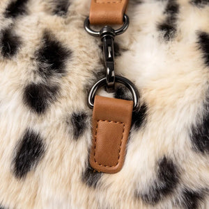 Borsa hobo maculata avorio con frange, dettaglio del gancio e delle finiture cuoio