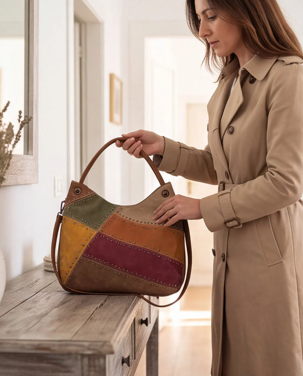 Borsa hobo patchwork multicolore 9440-107, appoggiata sul mobile all’ingresso