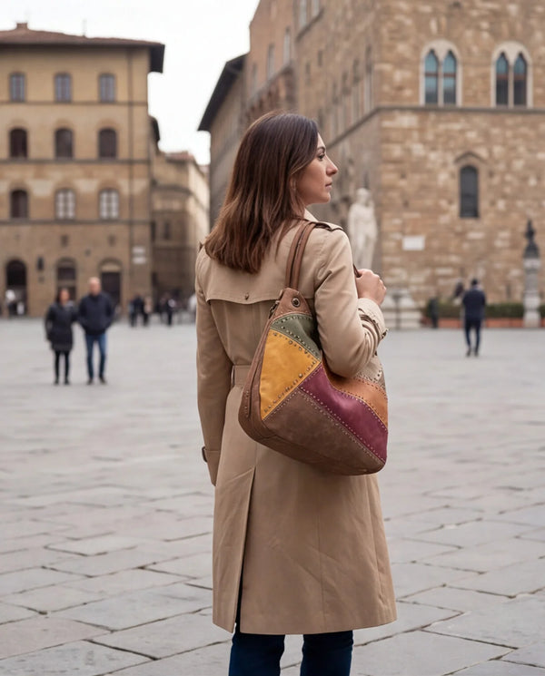 Borsa hobo patchwork multicolore 9440-107, portata a spalla durante una passeggiata