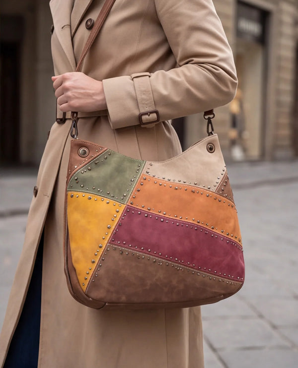 Borsa hobo patchwork multicolore 9440-107, portata sul braccio con trench beige