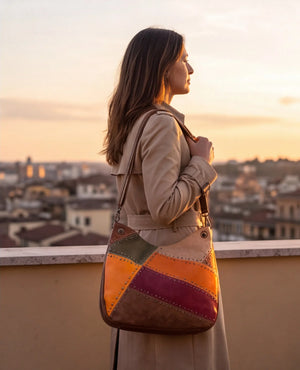 Borsa hobo patchwork multicolore 9440-107, portata a spalla al tramonto