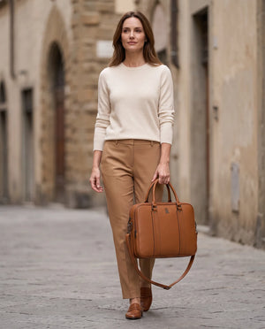 Borsa da lavoro doppio scomparto 94950, cuoio, indossata in città