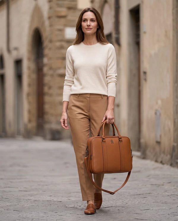 Borsa da lavoro doppio scomparto 94950, cuoio, indossata in città