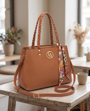 Borsa manici intrecciati e foulard 62579, cuoio, ambientata al caffè