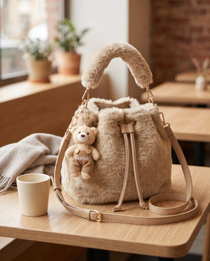 Sacchiello in ecopelliccia H937, beige sabbia, ambientata al caffè