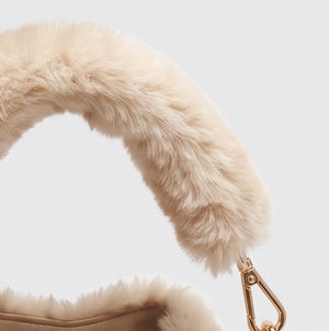Sacchiello in ecopelliccia H937, beige sabbia, dettaglio manico peloso
