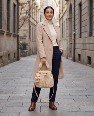 Sacchiello in ecopelliccia H937, beige sabbia, indossata in città