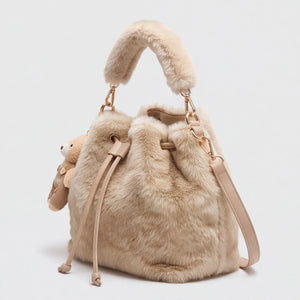 Sacchiello in ecopelliccia H937, beige sabbia, vista di tre quarti