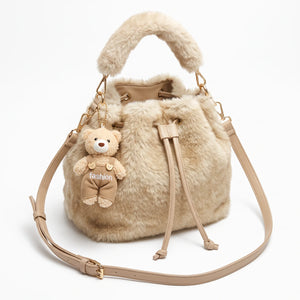 Sacchiello in ecopelliccia H937, beige sabbia, vista su sfondo bianco