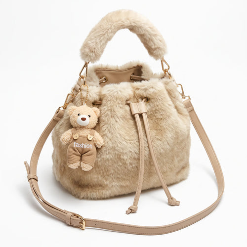 Sacchiello in ecopelliccia H937, beige sabbia, vista su sfondo bianco
