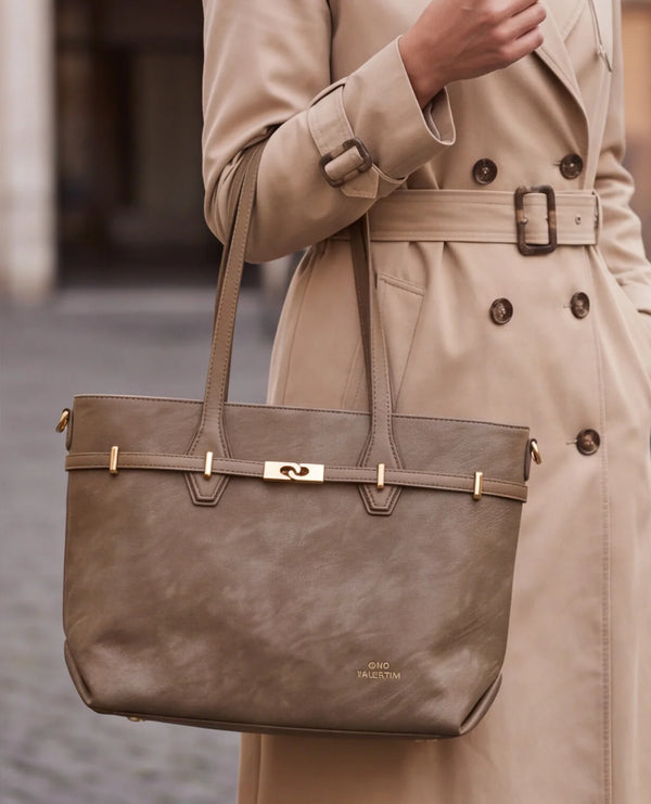 Borsa shopper Gino Valentini 0940-36, portata a spalla con trench beige