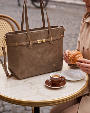 Borsa shopper Gino Valentini 0940-36, appoggiata sul tavolino del bar