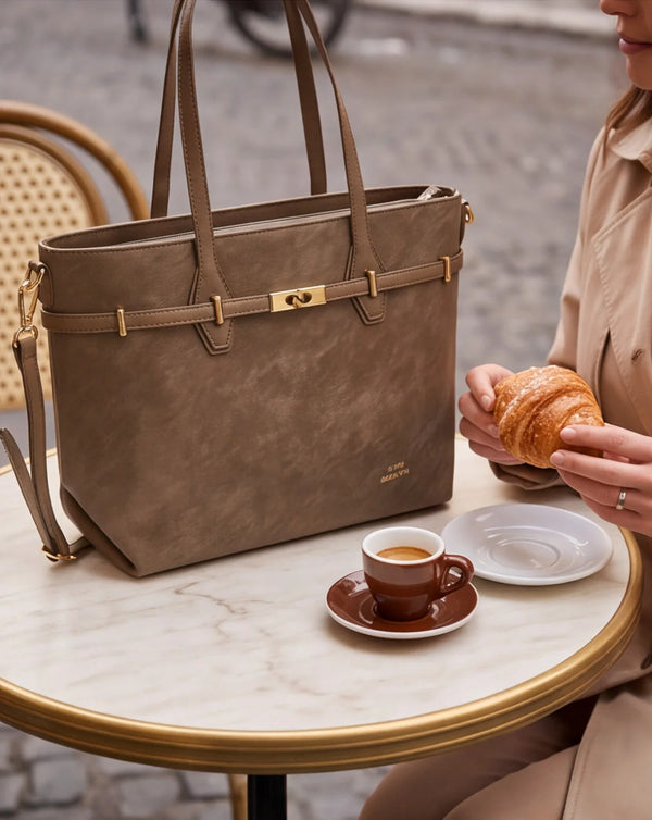 Borsa shopper Gino Valentini 0940-36, appoggiata sul tavolino del bar