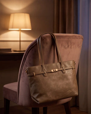 Borsa shopper Gino Valentini 0940-36, appoggiata sulla sedia in casa