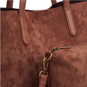 Shopper con pochette effetto scamosciato 8008, marrone scuro, dettaglio attacco pochette