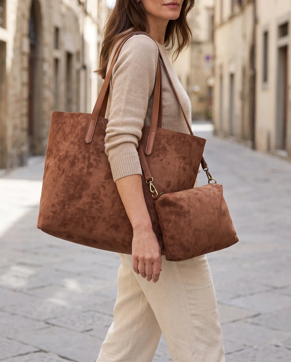 Shopper con pochette effetto scamosciato 8008, marrone scuro, indossata in città
