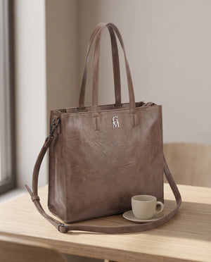 Shopper verticale con tracolla LX3556, marrone caffè, ambientata al caffè