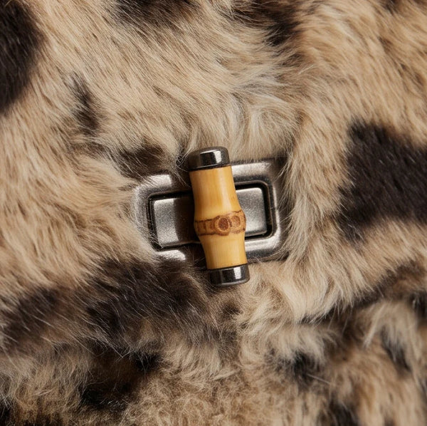 Dettaglio effetto bambù sulla patta della borsa animalier beige