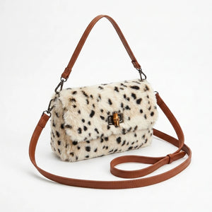 Borsa a tracolla animalier effetto pelliccia con patta, maculato avorio