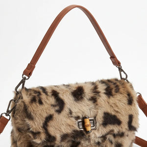 Borsa animalier beige, vista ravvicinata di manico e patta