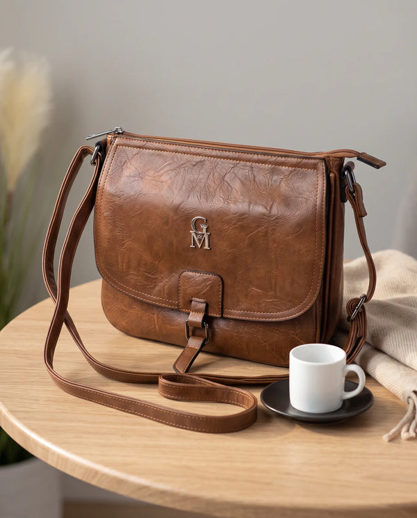 Borsa a tracolla 21008, marrone, ambientata al caffè
