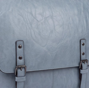 Borsa a tracolla doppia fibbia A-629, azzurro polvere, dettaglio della patta