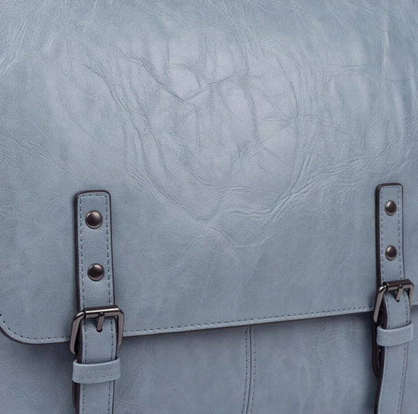 Borsa a tracolla doppia fibbia A-629, azzurro polvere, dettaglio della patta