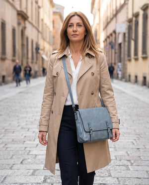 Borsa a tracolla doppia fibbia A-629, azzurro polvere, indossata in città