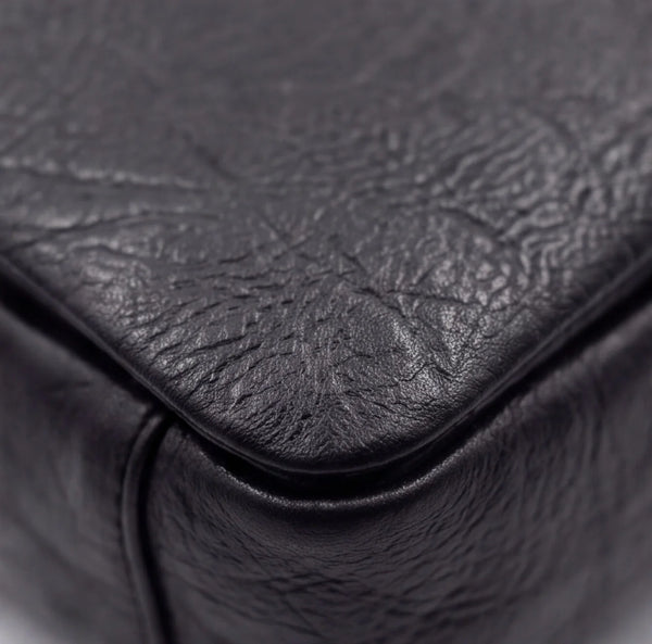 Borsa a tracolla L6322, nero, dettaglio della superficie