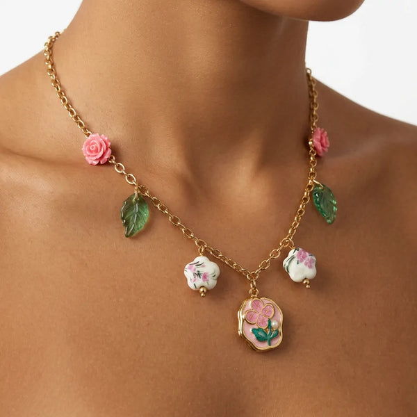 Giardino di Rose - Collana Catena color Oro con Ciondoli Fiori, Roselline Rosa e Foglie Verdi