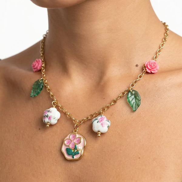 Giardino di Rose - Collana Catena color Oro con Ciondoli Fiori, Roselline Rosa e Foglie Verdi