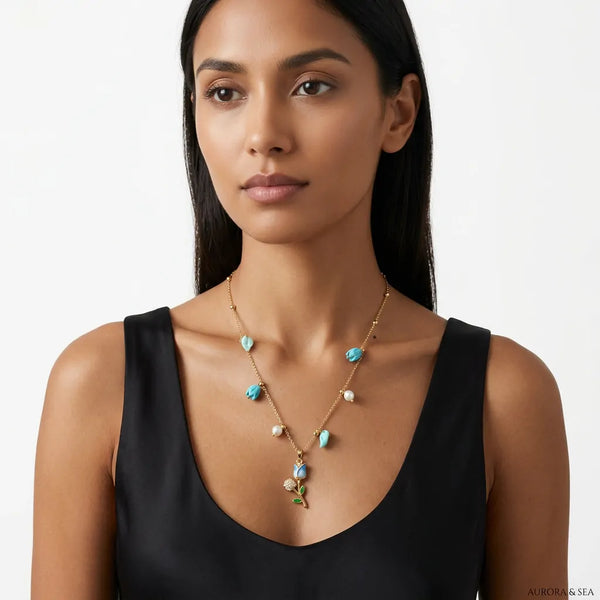 Incanto Azzurro - Collana Catena acciaio Oro con Ciondolo Tulipano Azzurro, Perle e Strass