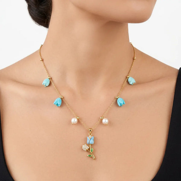 Incanto Azzurro - Collana Catena acciaio Oro con Ciondolo Tulipano Azzurro, Perle e Strass