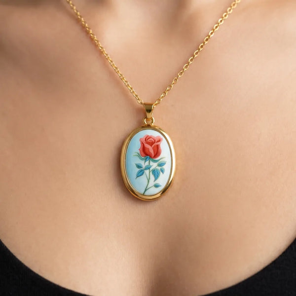 Splendore Vintage - Collana Medaglione Ovale acciaio Oro con Ciondolo Rosa Rossa e Sfondo Azzurro