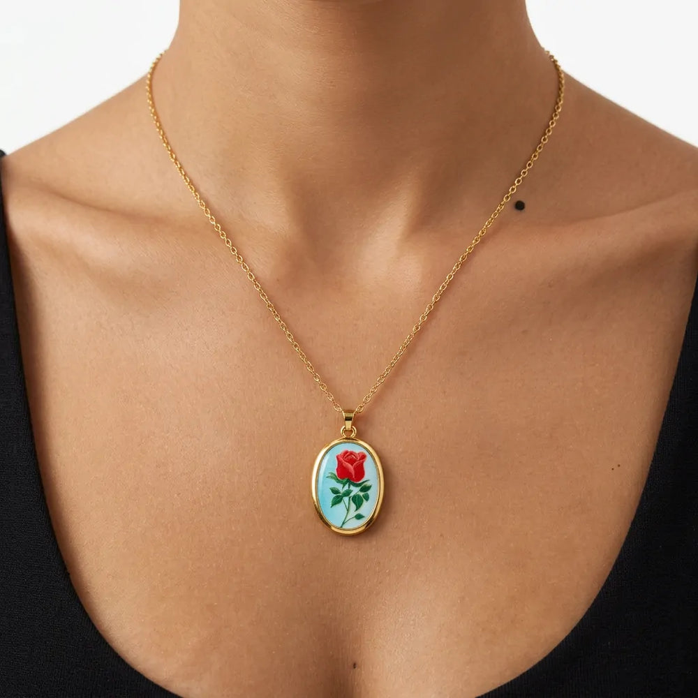 Splendore Vintage - Collana Medaglione Ovale acciaio Oro con Ciondolo Rosa Rossa e Sfondo Azzurro