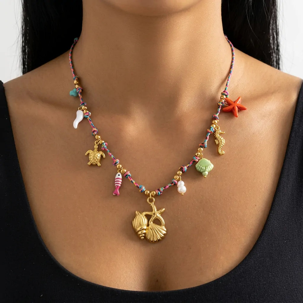 Brezza Marina - Collana Girocollo acciaio colore Oro con Ciondolo Conchiglia Bianca, Perle e Azzurro