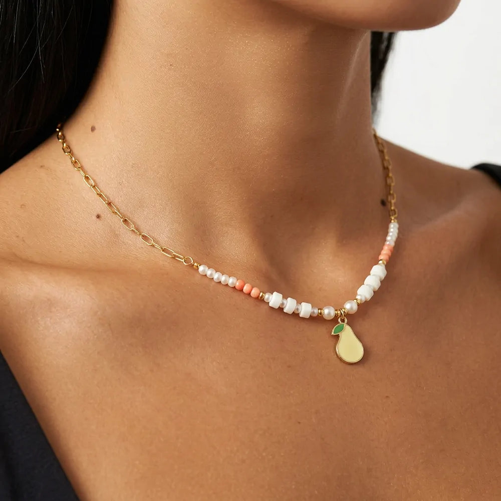 Pera Chic - Collana Asimmetrica Oro con Ciondolo Pera Gialla, Perle e Rosa Pesca