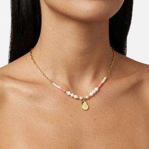 Pera Chic - Collana Asimmetrica Oro con Ciondolo Pera Gialla, Perle e Rosa Pesca