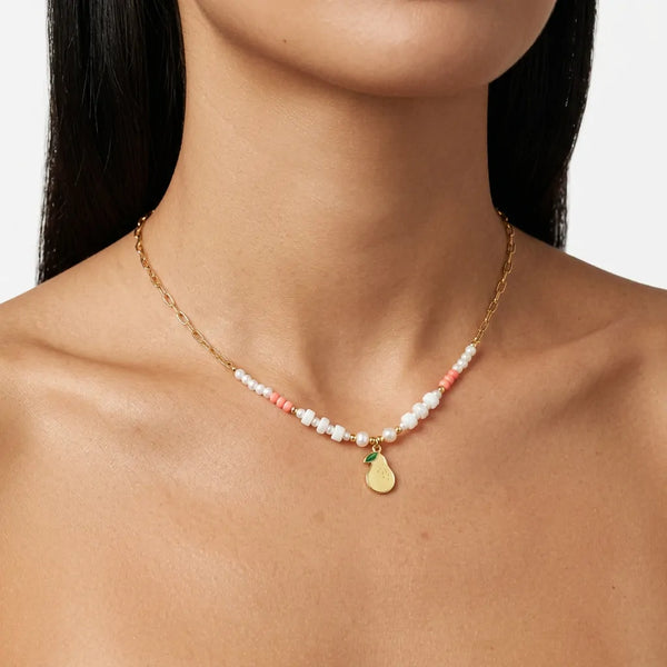 Pera Chic - Collana Asimmetrica Oro con Ciondolo Pera Gialla, Perle e Rosa Pesca