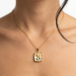 Raggio di Sole - Collana Medaglione Rettangolare in acciaio color Oro con Fiore Arancione, Smalto e Perla