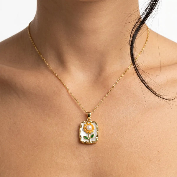Raggio di Sole - Collana Medaglione Rettangolare in acciaio color Oro con Fiore Arancione, Smalto e Perla