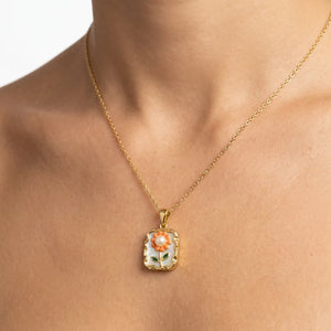 Raggio di Sole - Collana Medaglione Rettangolare in acciaio color Oro con Fiore Arancione, Smalto e Perla