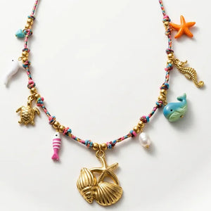 Brezza Marina - Collana Girocollo acciaio colore Oro con Ciondolo Conchiglia Bianca, Perle e Azzurro