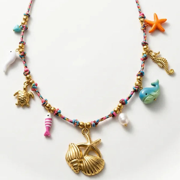 Brezza Marina - Collana Girocollo acciaio colore Oro con Ciondolo Conchiglia Bianca, Perle e Azzurro