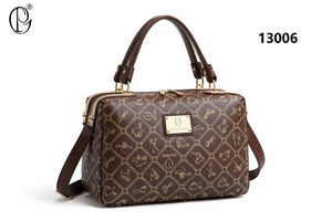 Borsa bauletto firmata Giulia Piarelli eco pelle logo tasche con zip capiente e comoda a tracolla fantasia logo