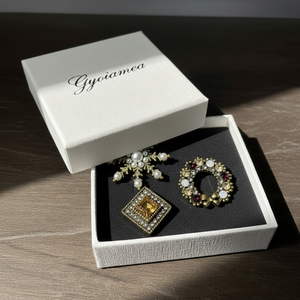 Titolo: Set 3 Spille Donna Vintage Chic con Cammeo Fiocco Corona di Perle e Cristalli — Spille Dorate Eleganti