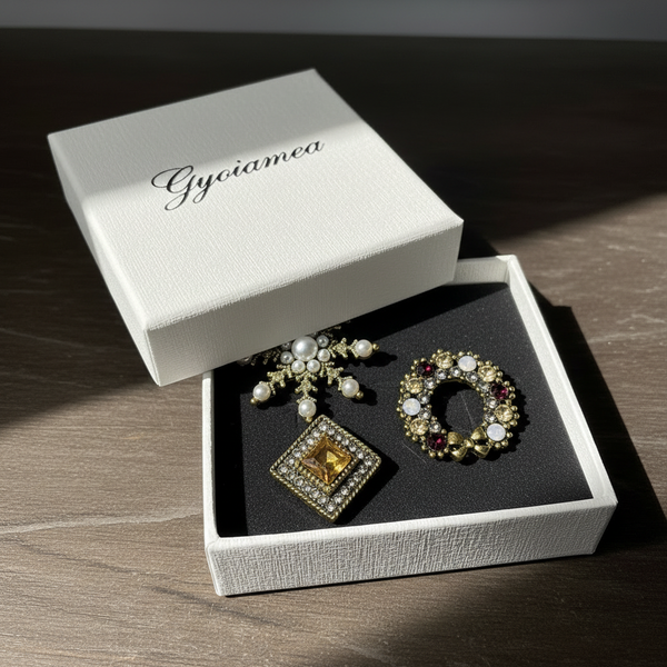 Titolo: Set 3 Spille Donna Vintage Chic con Cammeo Fiocco Corona di Perle e Cristalli — Spille Dorate Eleganti