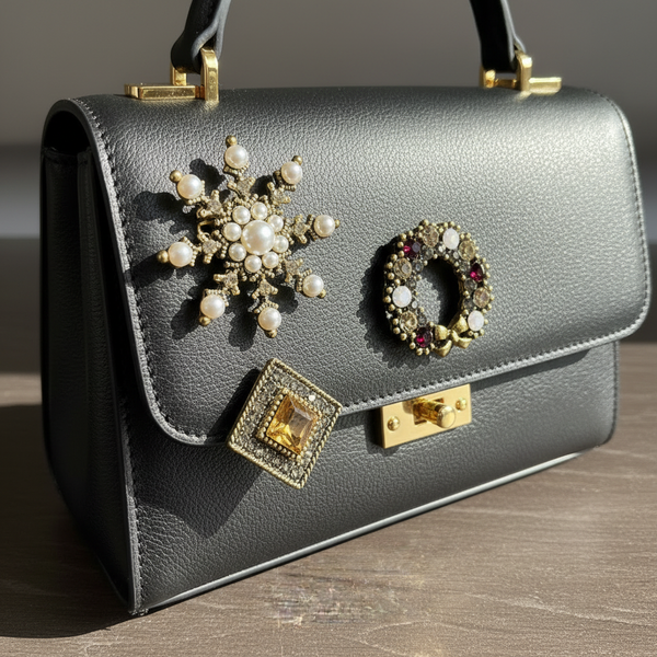 Titolo: Set 3 Spille Donna Vintage Chic con Cammeo Fiocco Corona di Perle e Cristalli — Spille Dorate Eleganti