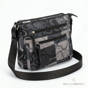Borsa firmata Baci&Abbracci tracolla 5 zip multitasche fantasia logo impermeabile zip