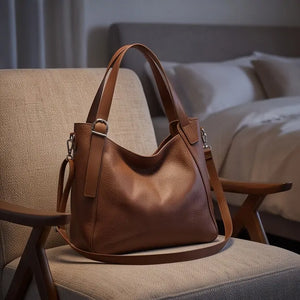 Borsa donna a spalla con doppi manici e tracolla marrone - vista ambientata